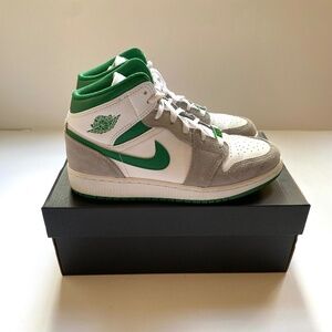 NIKE AIR JORDAN 1 MID SE (GS) SIZE 5.5 WHITE PINE GREEN LT SMOKE GREY